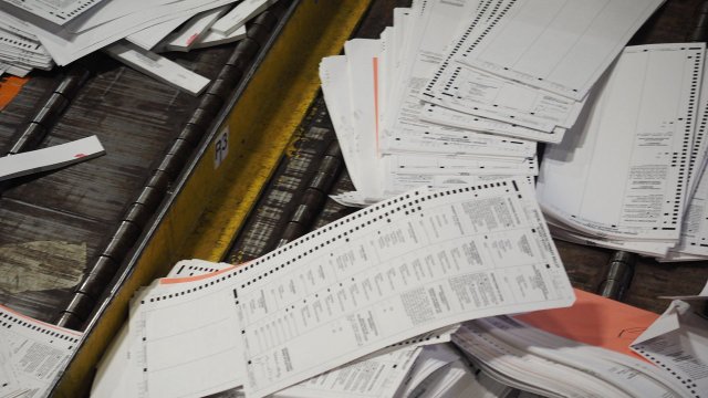 Chuỗi Tấn Công: Chiến Tranh Mạng Trong Bầu Cử Hoa Kỳ (Kill Chain: The Cyber War on America's Elections 2020)