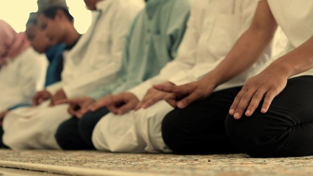 Dưới Trăng Lưỡi Liềm (Under the Crescent Moon 2022)