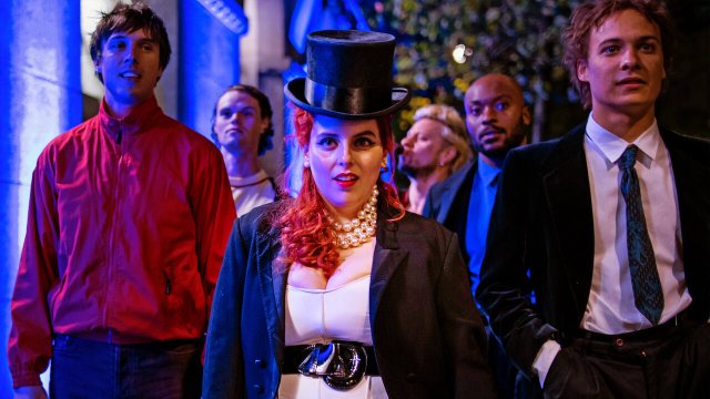 Hướng dẫn tạo nên một cô gái (How to Build a Girl 2020)