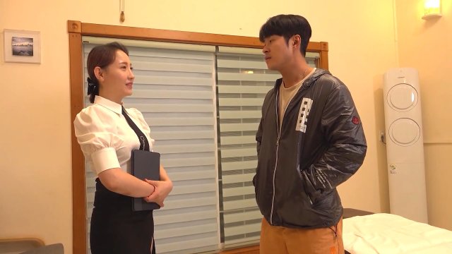 Nhân viên bán thời gian phục vụ khách hàng (고객위에옷벗는알바생 2023)