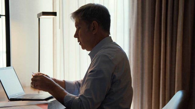 Những căn phòng trống (All the Empty Rooms 2025)