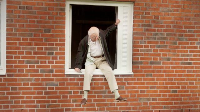 Ông Trăm Tuổi Trèo Qua Cửa Sổ Và Biến Mất (The 100 Year-Old Man Who Climbed Out the Window and Disappeared 2013)
