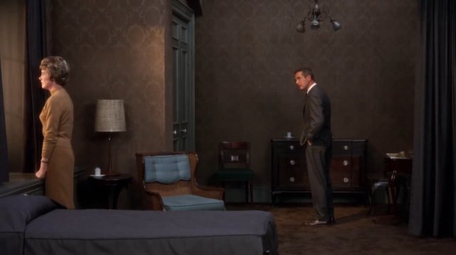 Rèm rách (Torn Curtain)