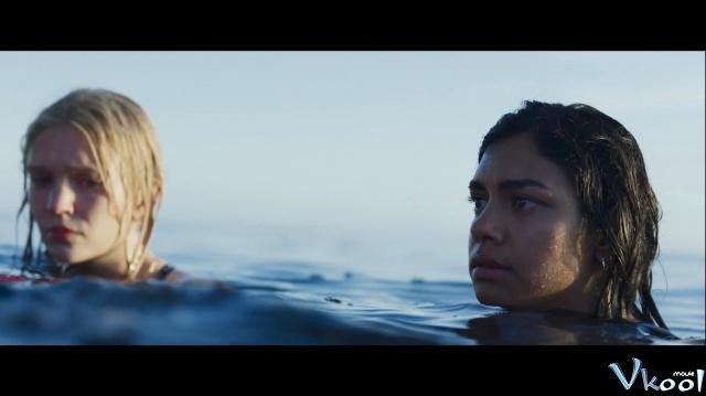 Có Gì Đó Dưới Nước (Something In The Water 2024)