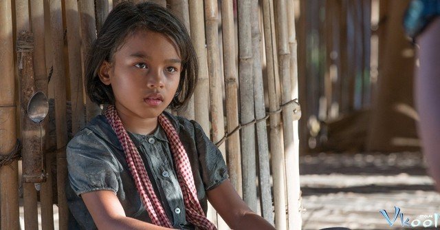 Xem Phim Một Người Con Gái Của Đất Nước Cambuchia Nhớ Lại - First They Killed My Father: A Daughter Of Cambodia Remembers - Ahaphim.com - Ảnh 2
